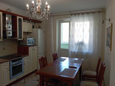 квартира за адресою Анни Ахматової вул., 45