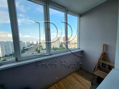 квартира за адресою Анни Ахматової вул., 31