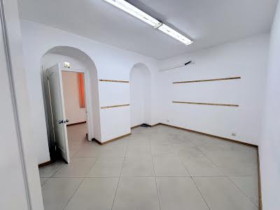 комерційна за адресою Дерибасівська вул., 1