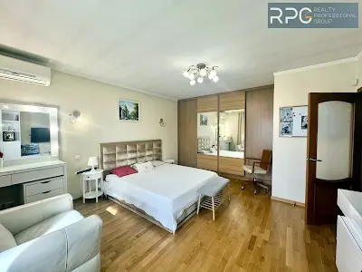 квартира по адресу Печерский спуск, 8