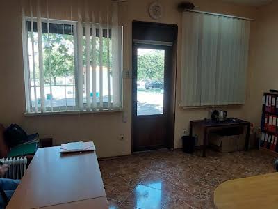 комерційна за адресою Космонавтів вул., 31