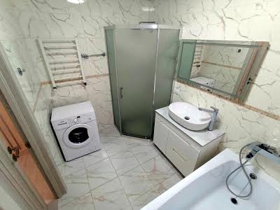квартира за адресою Тролейбусна вул., 4