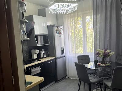 квартира за адресою Євгена Чикаленка вул., 75