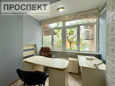 комерційна за адресою Харківська вул., 3/2