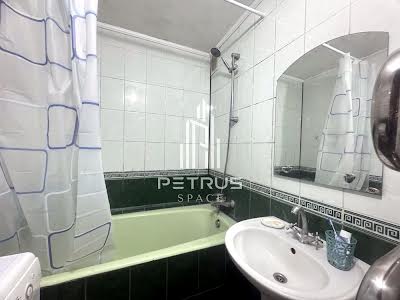 квартира за адресою Анни Ахматової вул., 16-Б