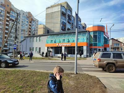 коммерческая по адресу Черновола просп. (700-летия Львова), 105