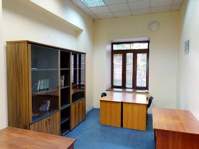 комерційна за адресою Саксаганського вул., 58