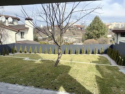 будинок за адресою Листопадна вул.