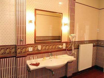 комерційна за адресою Чорновола вул., 80