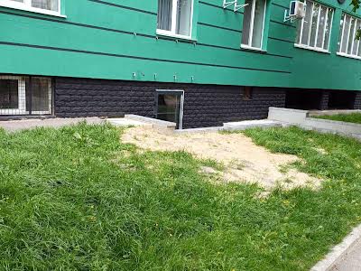 комерційна за адресою вул. Тиха, 7