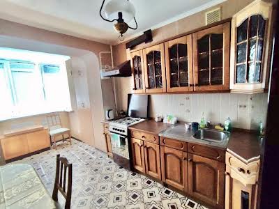 квартира за адресою Анни Ахматової вул., 7/15