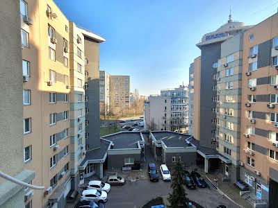 квартира за адресою Раїси Окіпної вул., 8