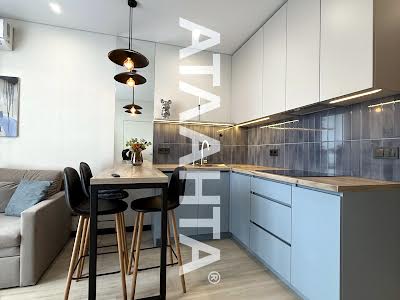 квартира за адресою Літературна вул., 10