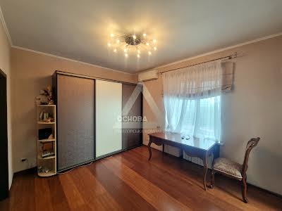 квартира за адресою Українська вул., 6А