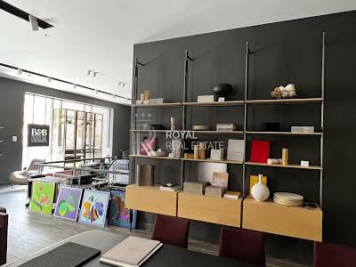 комерційна за адресою Володимирська вул., 38
