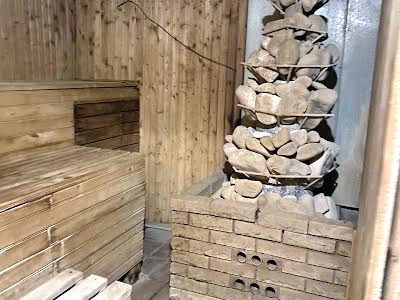 комерційна за адресою Соборності вул., 142