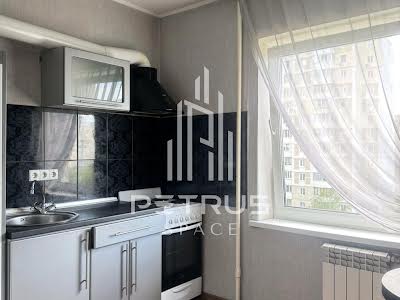 квартира за адресою Анни Ахматової вул., 6