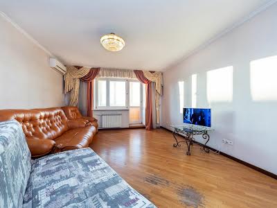 квартира за адресою Анни Ахматової вул., 3