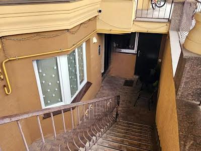 комерційна за адресою Сонячна вул., 5