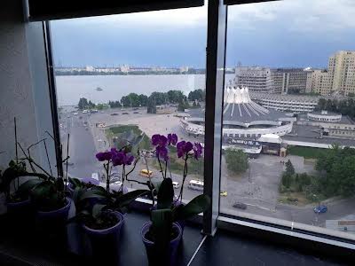 квартира за адресою Королеви Єлизавети ІІ вул. (Глинки), 2