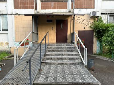 квартира за адресою Ревуцького вул., 18
