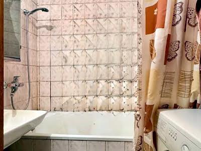 квартира за адресою Анни Ахматової вул., 15