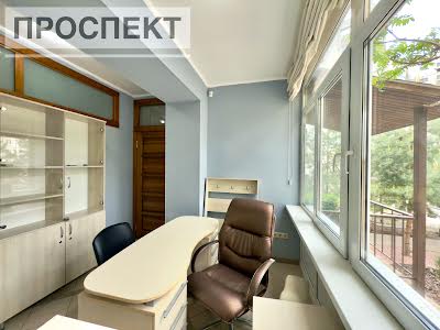 комерційна за адресою Харківська вул., 3/2