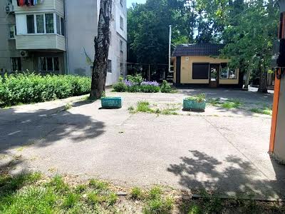 комерційна за адресою Космонавтів вул., 31