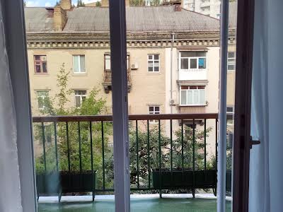 квартира за адресою Леоніда Первомайського вул., 4