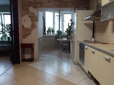 квартира за адресою Анни Ахматової вул., 31