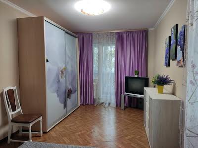 квартира за адресою Космонавтів вул., 18