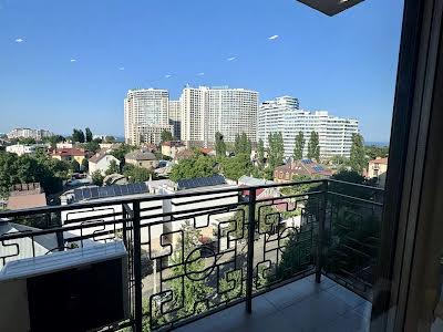 квартира за адресою Літературна вул., 8