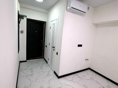 комерційна за адресою Літературна вул., 8