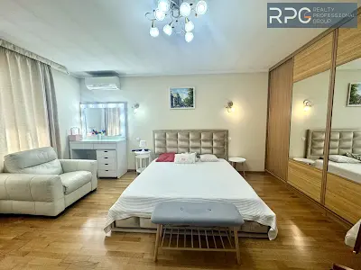 квартира по адресу Печерский спуск, 8