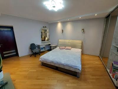 квартира за адресою Анни Ахматової вул., 31