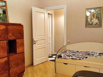 квартира за адресою Коновальця Є., 75