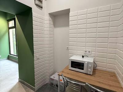 комерційна за адресою Митрополита Антонія Ангеловича вул., 32