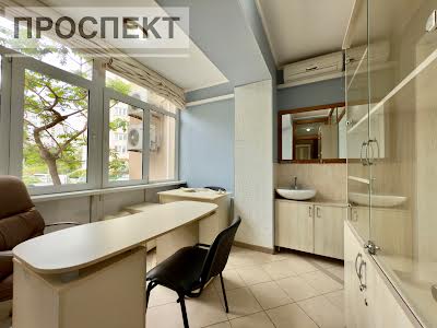 комерційна за адресою Харківська вул., 3/2
