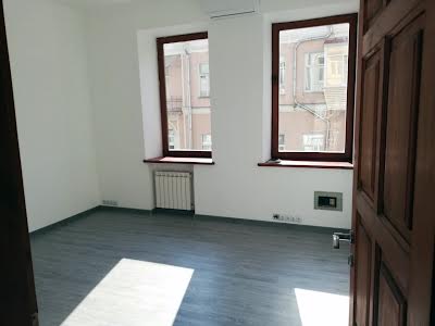 коммерческая по адресу Паторжинского ул., 4