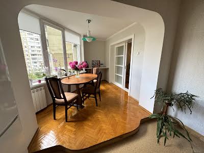 квартира за адресою Анни Ахматової вул., 6
