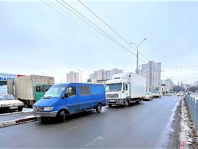 комерційна за адресою Захисників України пл. (Повстання), 1