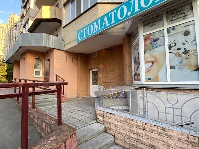 комерційна за адресою Ахматової Анни вул., 35