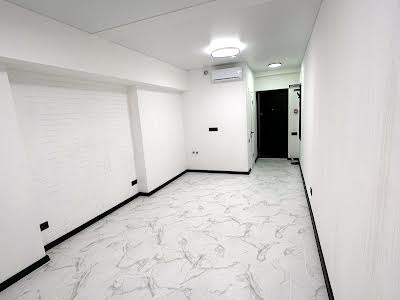 комерційна за адресою Літературна вул., 8