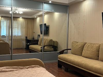 квартира за адресою Анни Ахматової вул., 15