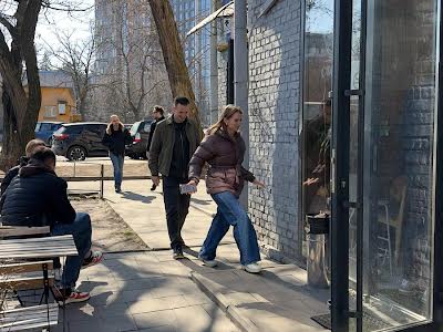 комерційна за адресою Деревлянська вул. (Якіра), 20/2