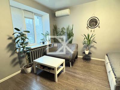 квартира за адресою Анни Ахматової вул., 31