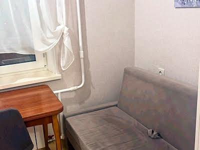 квартира за адресою Богатирська вул., 18