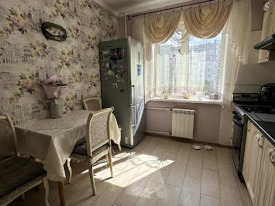 квартира за адресою Сержа Лифаря вул. (Олександра Сабурова), 1
