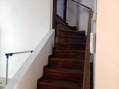 комерційна за адресою Августина Волошина вул., 2