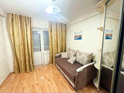 квартира за адресою Богатирська вул., 18